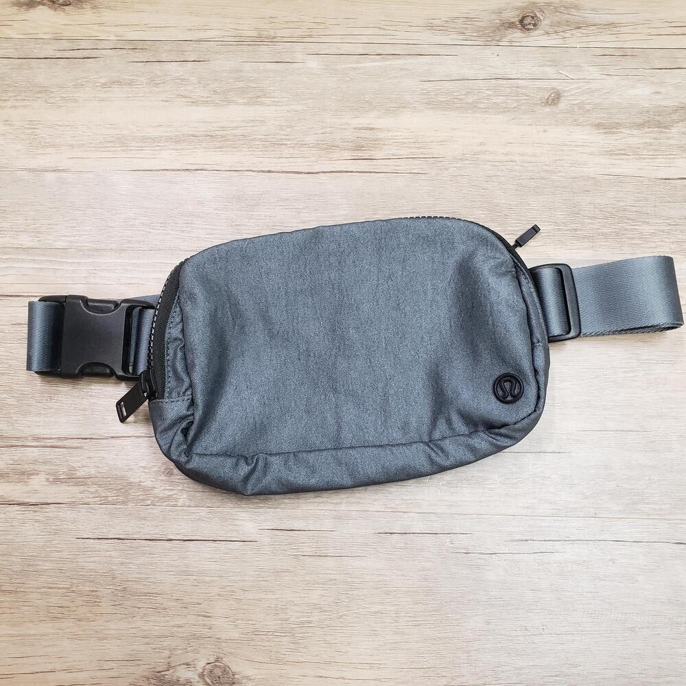 Lululemon Belt Bag Womens Small Gray Nylon Fanny Pack Zip Adjustable Strap